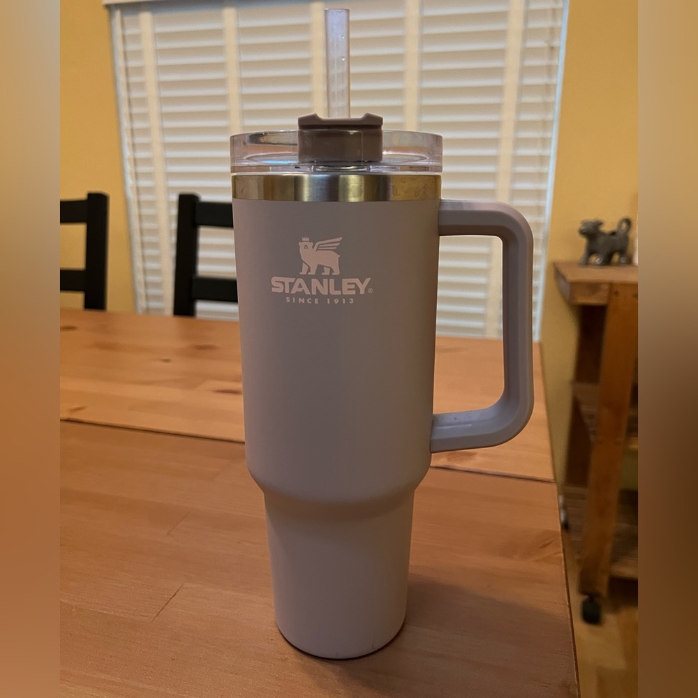Stanley 40oz Thirst Quencher includes a bunch of straw toppers!